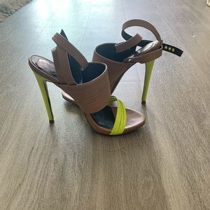 Worn once Donald J Pliner Sammy heels. Size 8 1/2